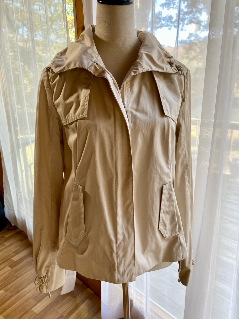 Cole Haan Beige Short Trench Rain Jacket Zip Cotton Cinch Collar Pleated Sz 6